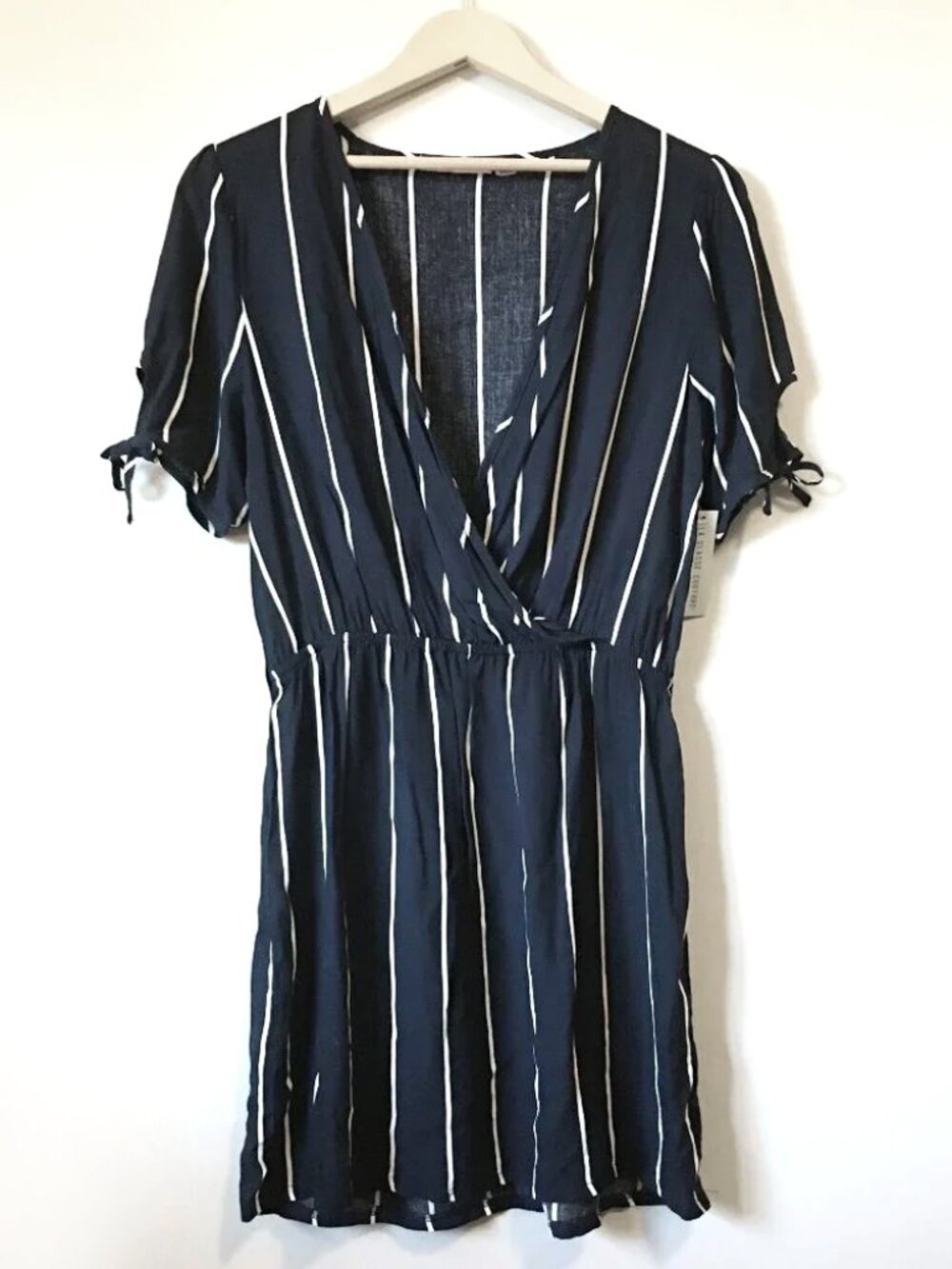 NWT La Classe Couture Rayon Navy & White Striped Tie Sleeve Dress - M Coastal